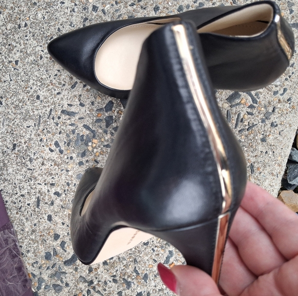 🆕BCBGeneration Cosette Black Leather Pumps with Gold Trim Heel Backs Size 7.5M - Picture 16 of 16